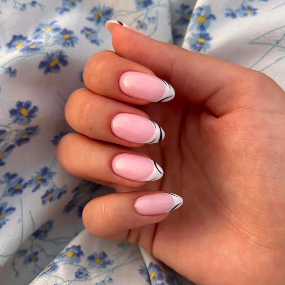 Френски с графични линии, маникюр от MB Nails