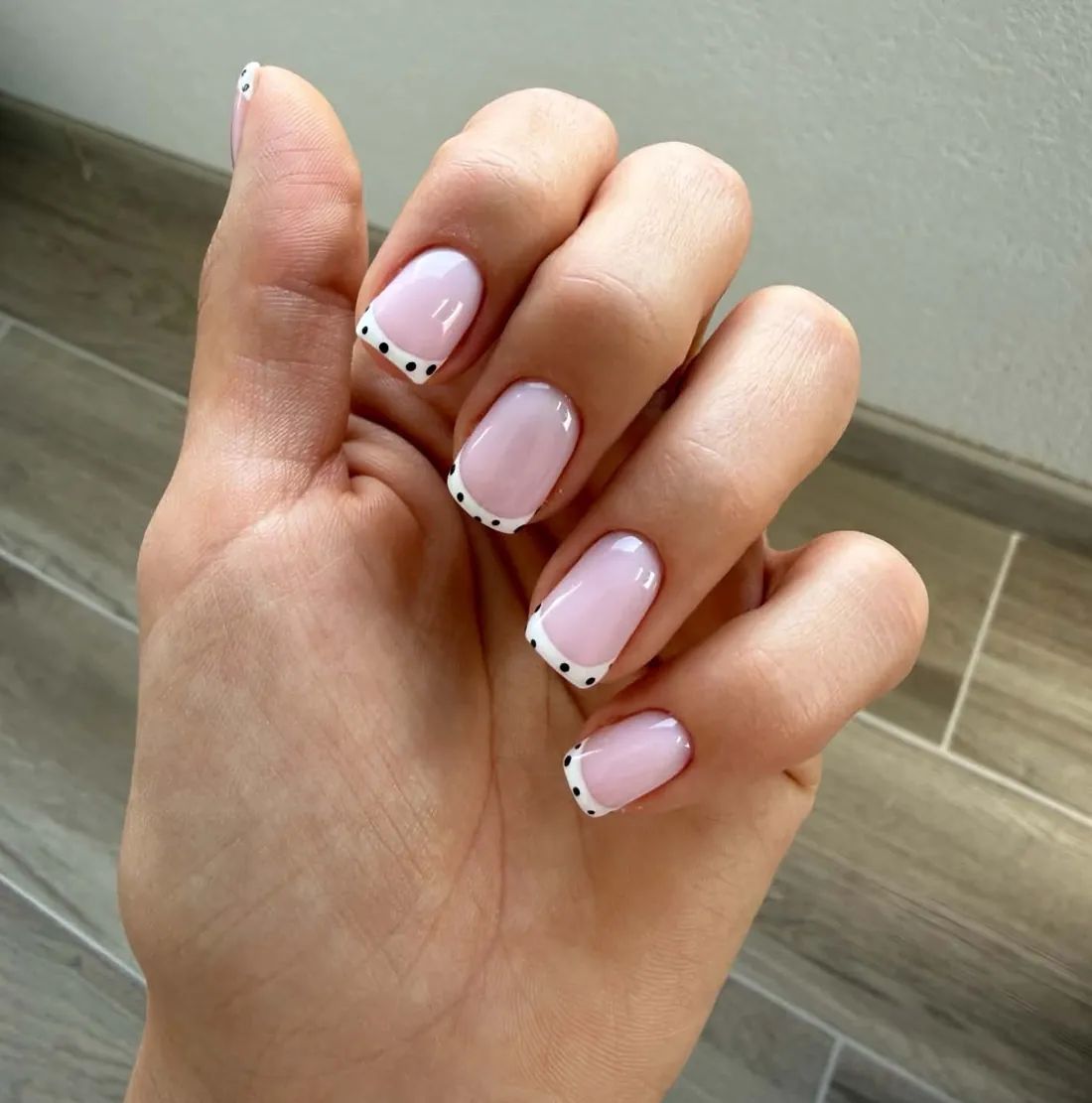 Квадратен френски с точки, маникюр от MB Nails